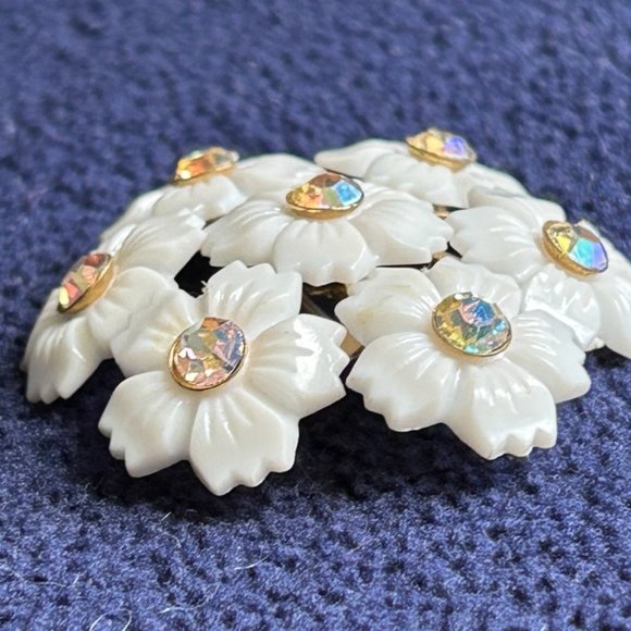 Vintage Brooch with White Plastic Flowers with Rhinestone centers - Picture 6 of 6